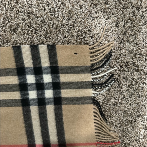 Authentic Burberry Preloved Cashmere Scarf 🧣 - Picture 7 of 12